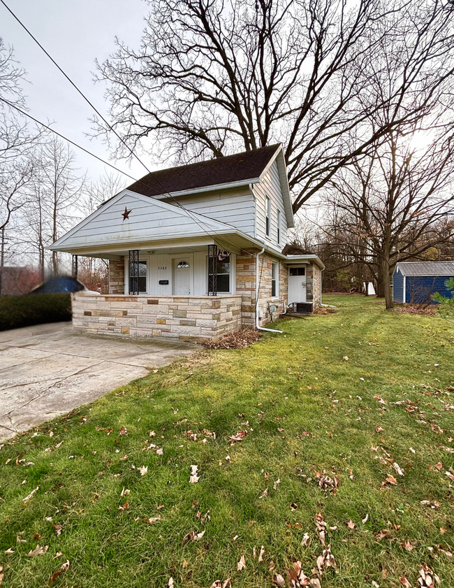 Building Photo - 2260 E Grand River Ave Rental