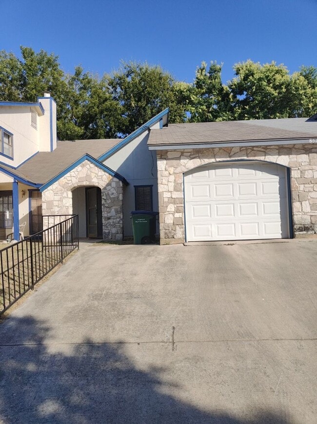Building Photo - CONVENIENT TO MEDICAL CENTER AND USAA Rental