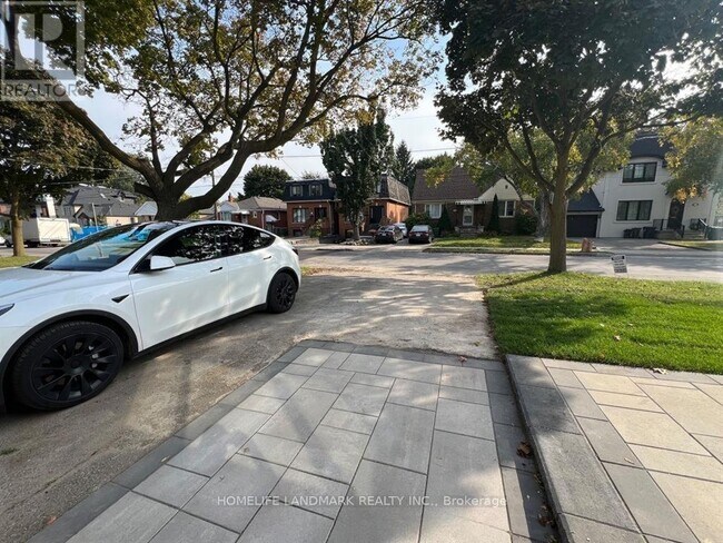 Photo - 154 Poyntz Ave