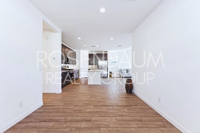 Building Photo - Stunning 4-bedrooms, 3-baths single story ... Rental