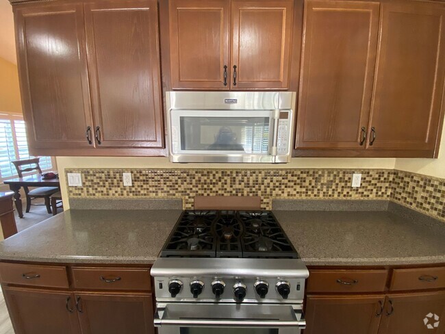 Building Photo - 4 Bedroom in Paso Robles - Dog Friendly! Rental