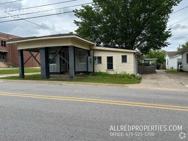 Building Photo - 700 S College Ave Unit 2 Rental