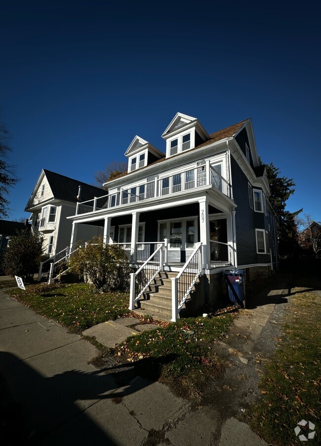 Building Photo - 207/209 W Utica St. Unit 207 Upper Rental