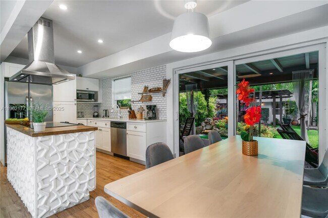 Building Photo - 14615 NE 3rd Ct