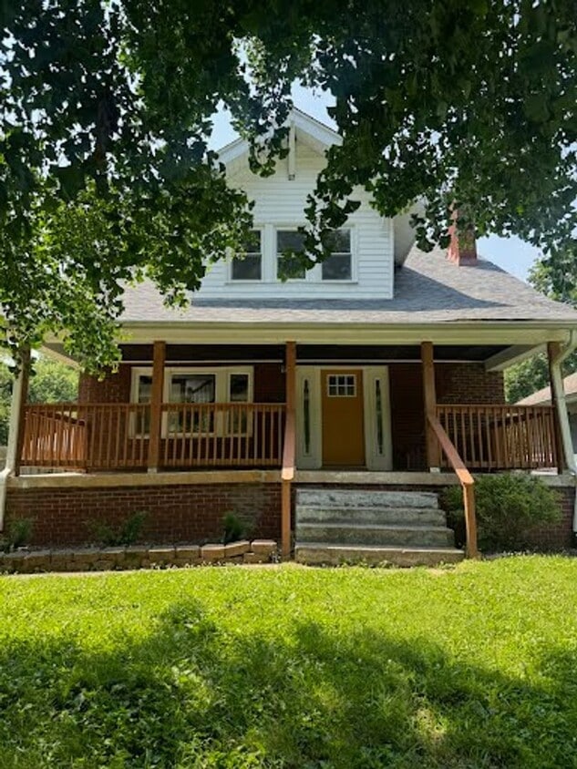 Photo - 327 W Southern Ave – Spacious 4-Bedroom Home on Quiet Dead-End Street!
