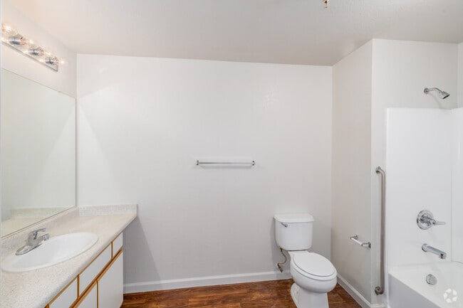 2BR, 1BA 818SF - Bathroom