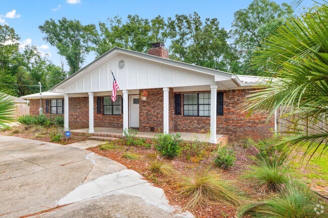 Building Photo - Gorgeous 4/2 Renovated Home in the Heart o...