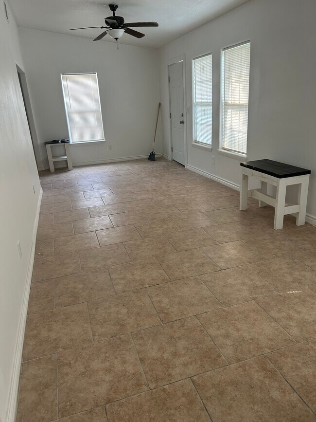 Photo - 2725 Deer St