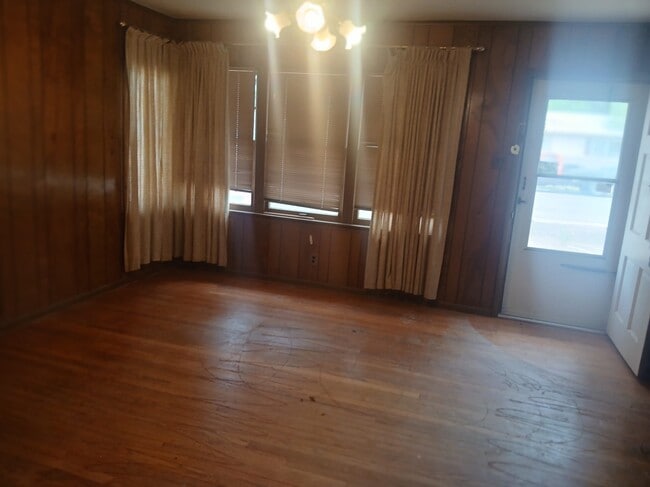 Photo - 2413 Poplar St