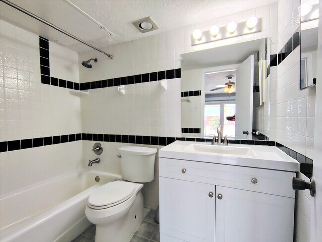 Photo - 205 Yacht Club Ln Unidad 205
