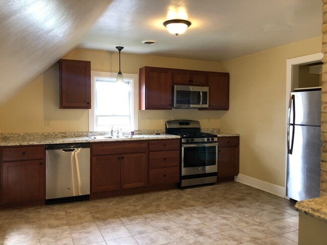 Building Photo - 2213 S Robinson Ave Unit UPPER