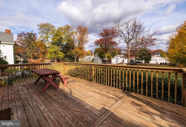 Photo - 107 E 6th St