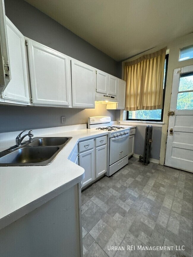 Photo - 1226 E 54th St