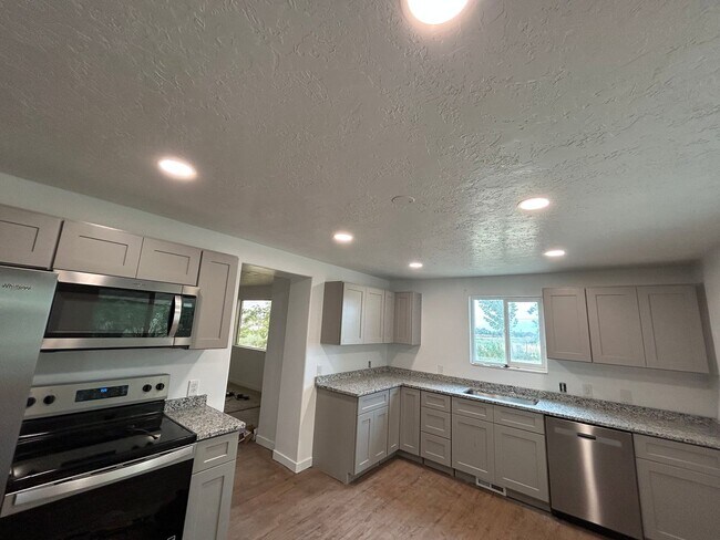 Photo - 3 Bedroom 1 Bathroom Home in Salem w/ Horse Property
