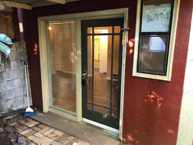 Building Photo - Cute one bedroom apartment!