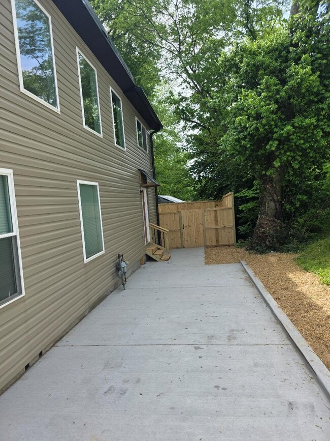 Photo - 1142 E College St