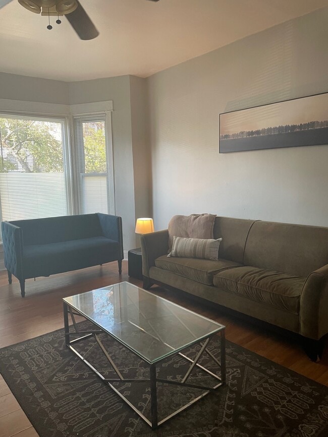 Building Photo - 3517 W Dickens Ave Unit 1.0