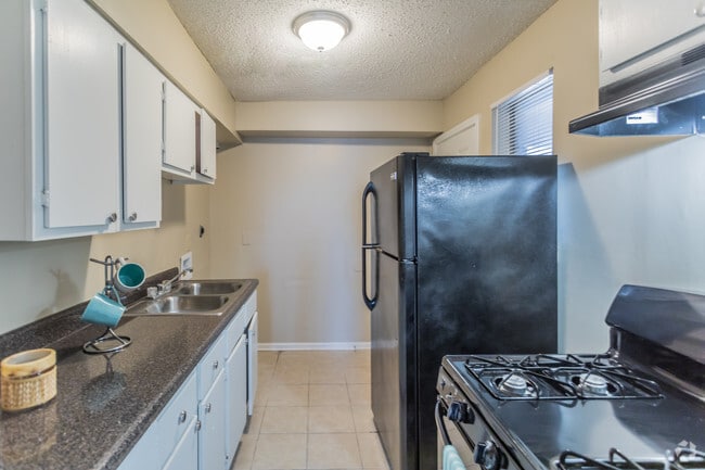 2 BR, 1 BA - 630 SF - Medical Center Apartments