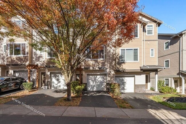 Building Photo - Charming Townhome w/ Fireplace, Balcony & ...