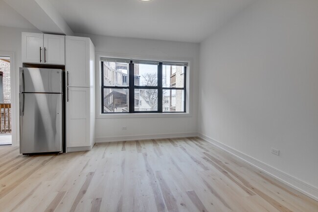 Photo - 1906 N Whipple St Unidad 102