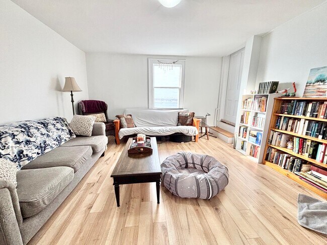 Photo - 2 Bedroom / 1 Bathroom Apartment for Rent ! Unit Apt 3