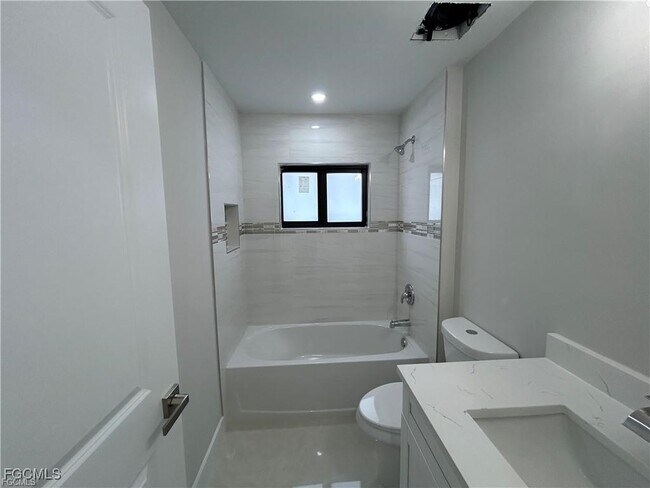 Photo - 405-407 Chalet Ave S