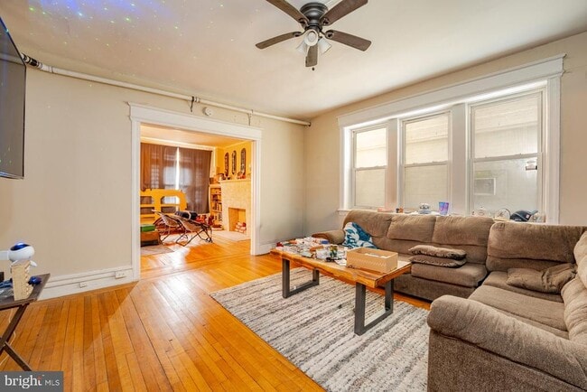 Building Photo - 3809 Ventnor Ave Unit 2