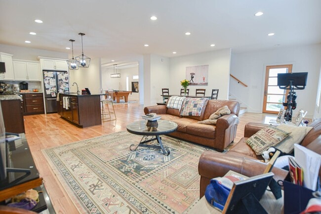 Photo - Modern Three Bedroom!