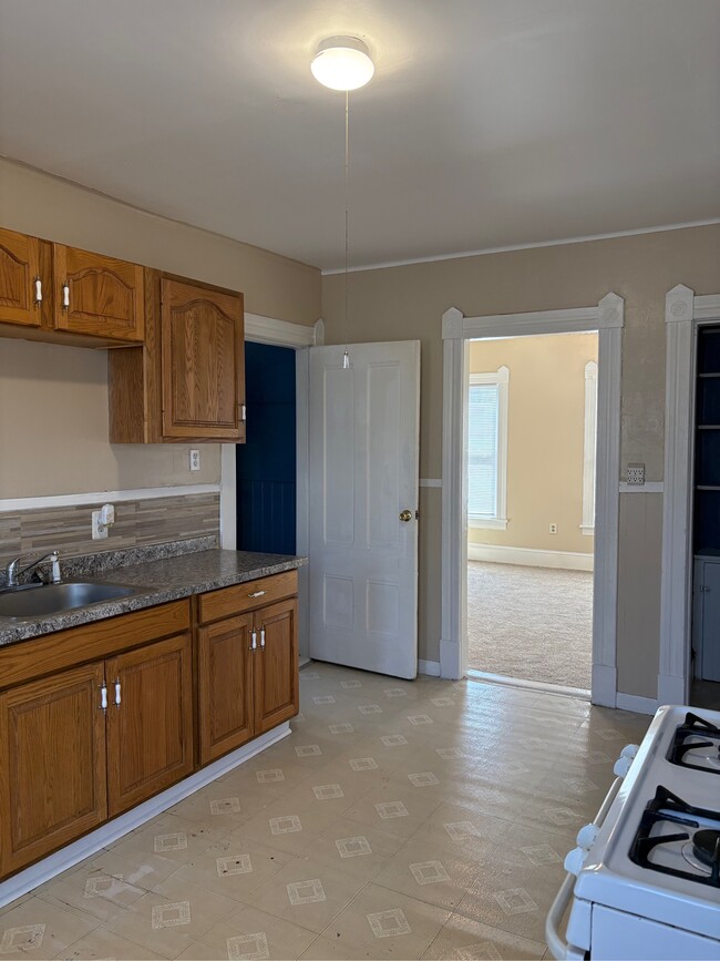 Building Photo - 32 Dix St Unit 3 bedrooms WPI area
