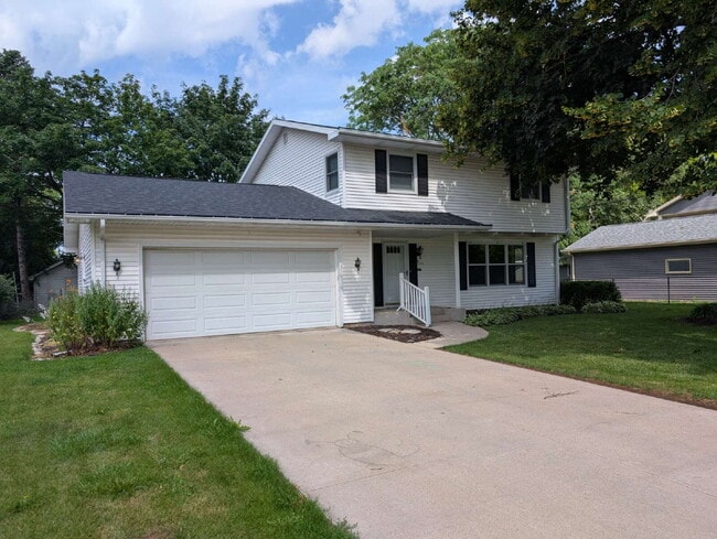 Building Photo - Spacious 4 bedroom 3 bathroom family home in Neenah