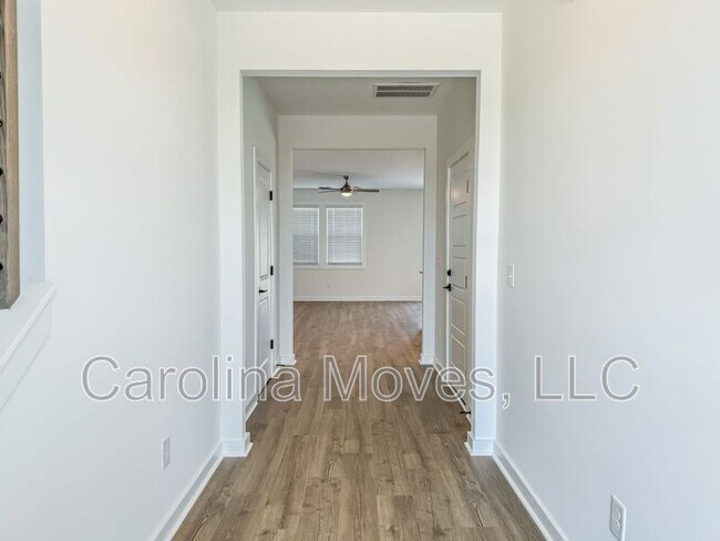 Photo - 1431 Darrowby Wy