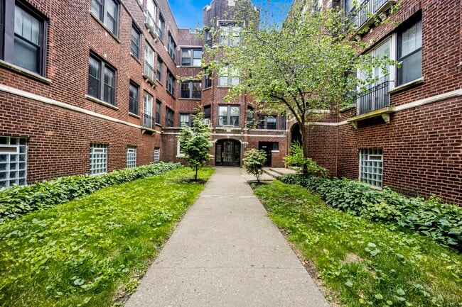 Building Photo - 1235 W Greenleaf Ave