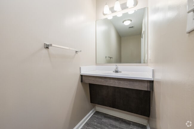 2BR, 1.5BA - 950SF - Half Bath
