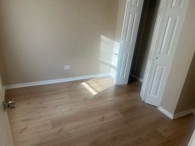 Photo - 956 E 76th St Unidad 2F