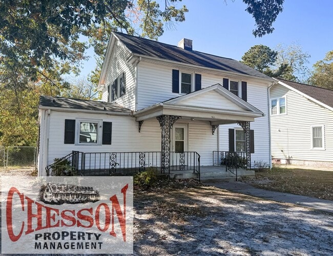 Building Photo - 903 Lee St N