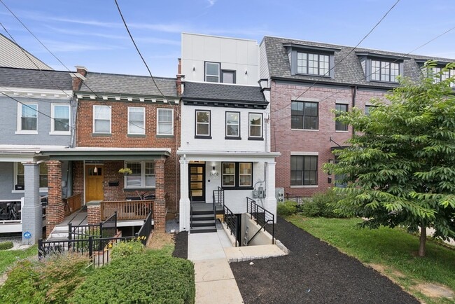 Building Photo - 2608 4th St NE Unit 1
