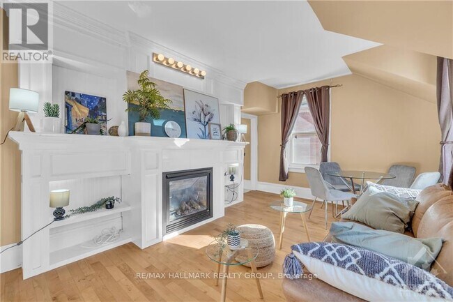 Photo - 15 Elmsley St N