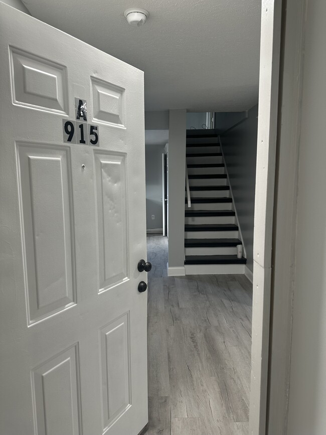 Building Photo - 915 N Royal Ave Unit A Rental