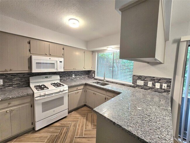 Photo - 1417 Hyridge Cir