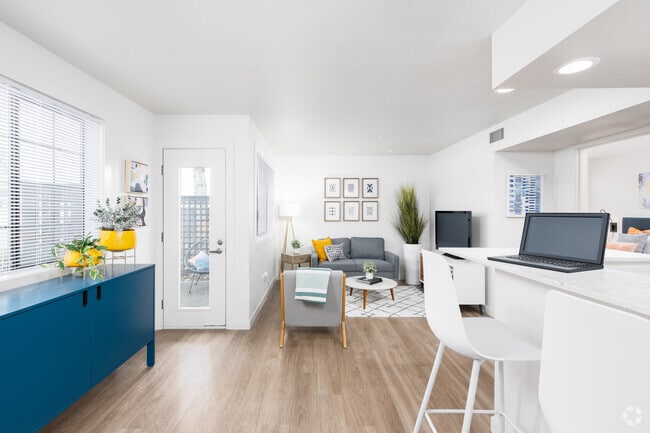 1BD, 1BA - 540SF - Astral Apartments