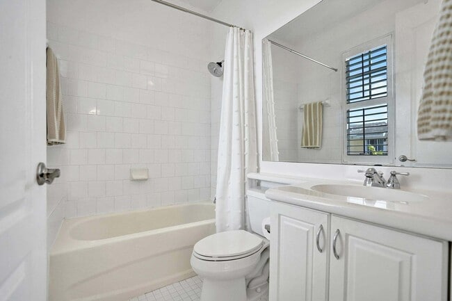 Photo - 642 NW 38th Cir