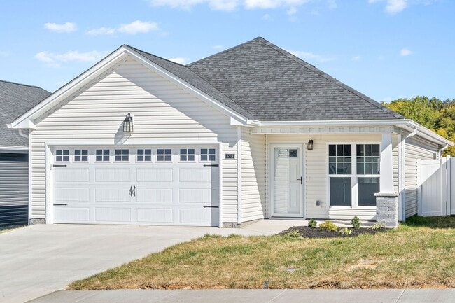 Building Photo - Fenced in Back Yard!! Rental