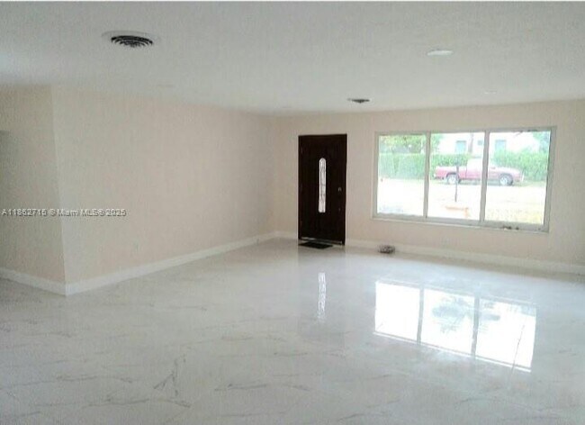 Photo - 900 NE 154th St