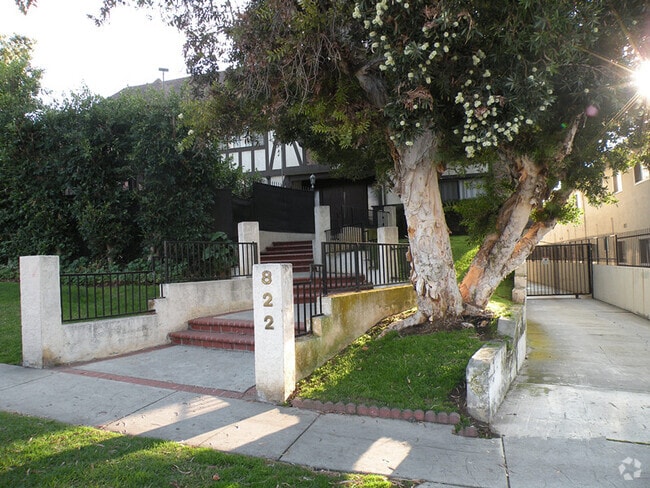 Building Photo - 822 Victor Ave Rental