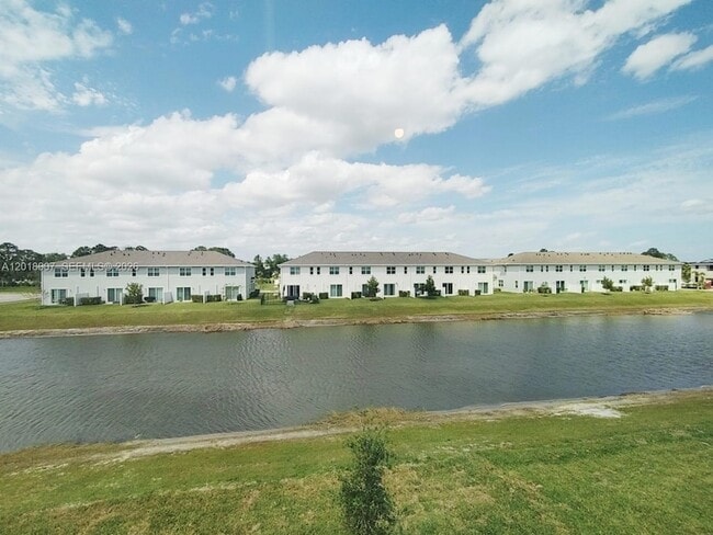 Photo - 535 Rivergrass St