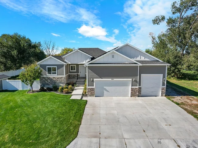 Building Photo - Spacious 5 Bed, 3 Bath Home with Mountain Views