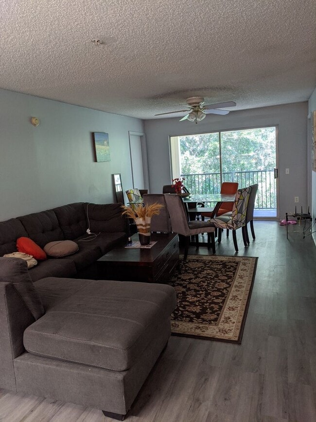 Building Photo - 3921 SW 34th St Unit UTG, 312 - 3