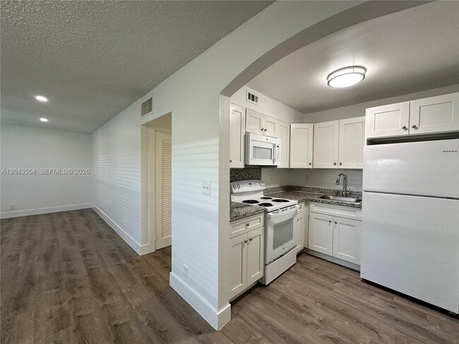Building Photo - 2500 Johnson St Unit 19