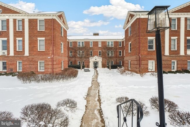 Building Photo - 906 S Washington St Unit 101