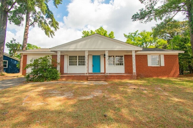 Building Photo - 3 Bedroom 2 Bathroom With A Pool!